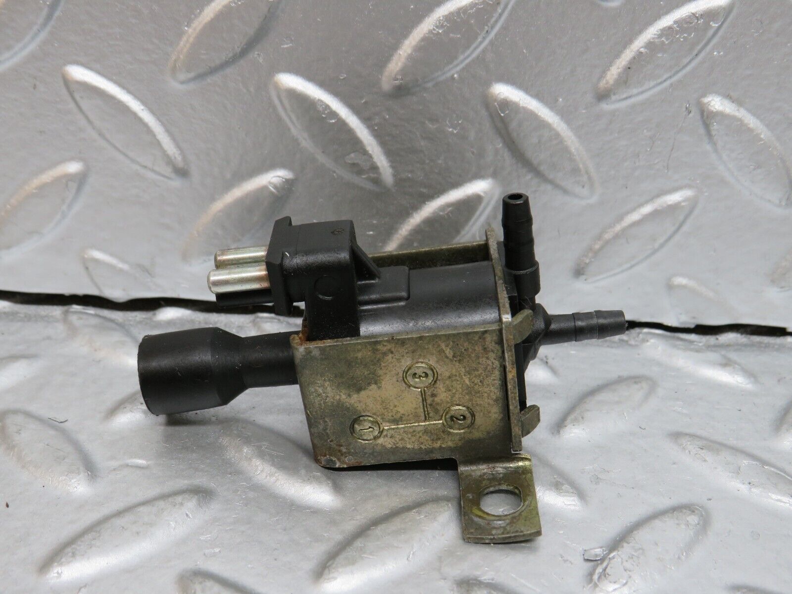 29454 Mercedes-Benz W124 230E Vacuum Control Valve Pierburg 0015407097