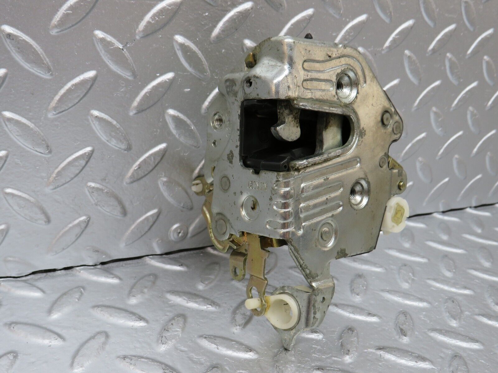 29345 Mercedes-Benz W124 230E Front Left Door Lock Mechanism