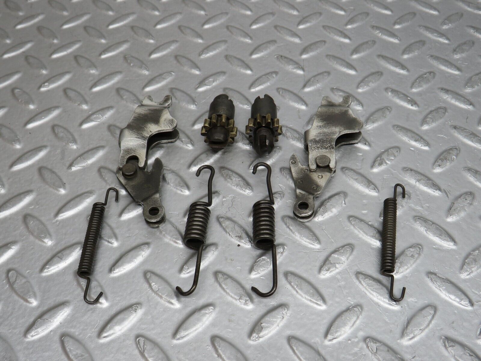 37677 Mercedes-Benz W109 300SEL Rear Brake Regulator