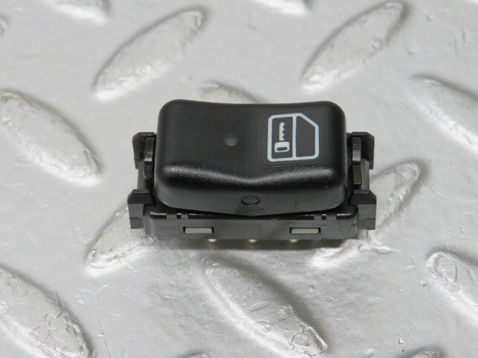 33332 Mercedes-Benz W202 C180 Central Locking Switch 2028204010