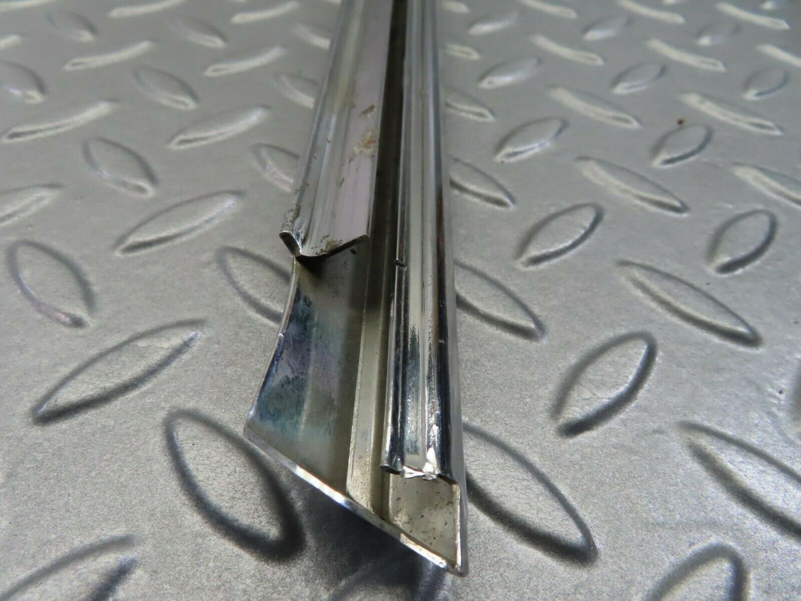 7845 Mercedes-Benz W115 220D Front Right Door Chrome Trim