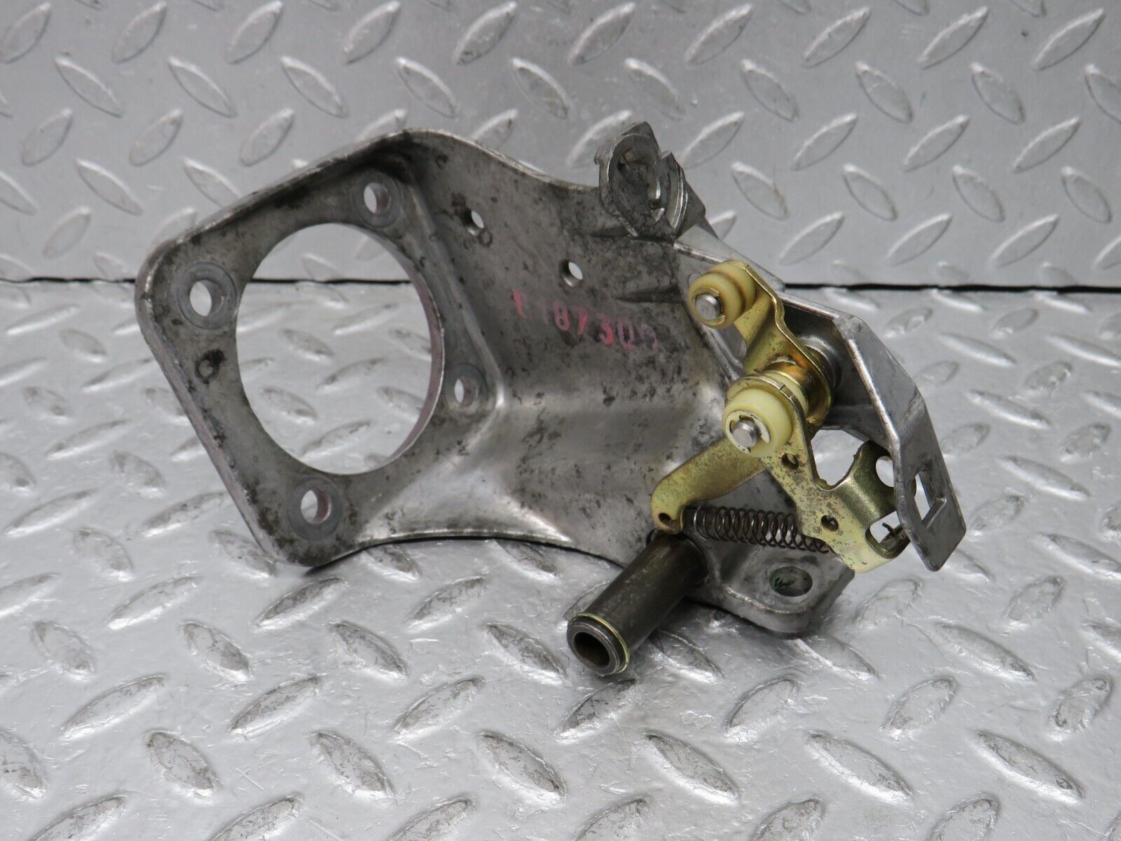 37944 Mercedes-Benz A124 320E Cabriolet Brake Pedal Bracket 1242900919