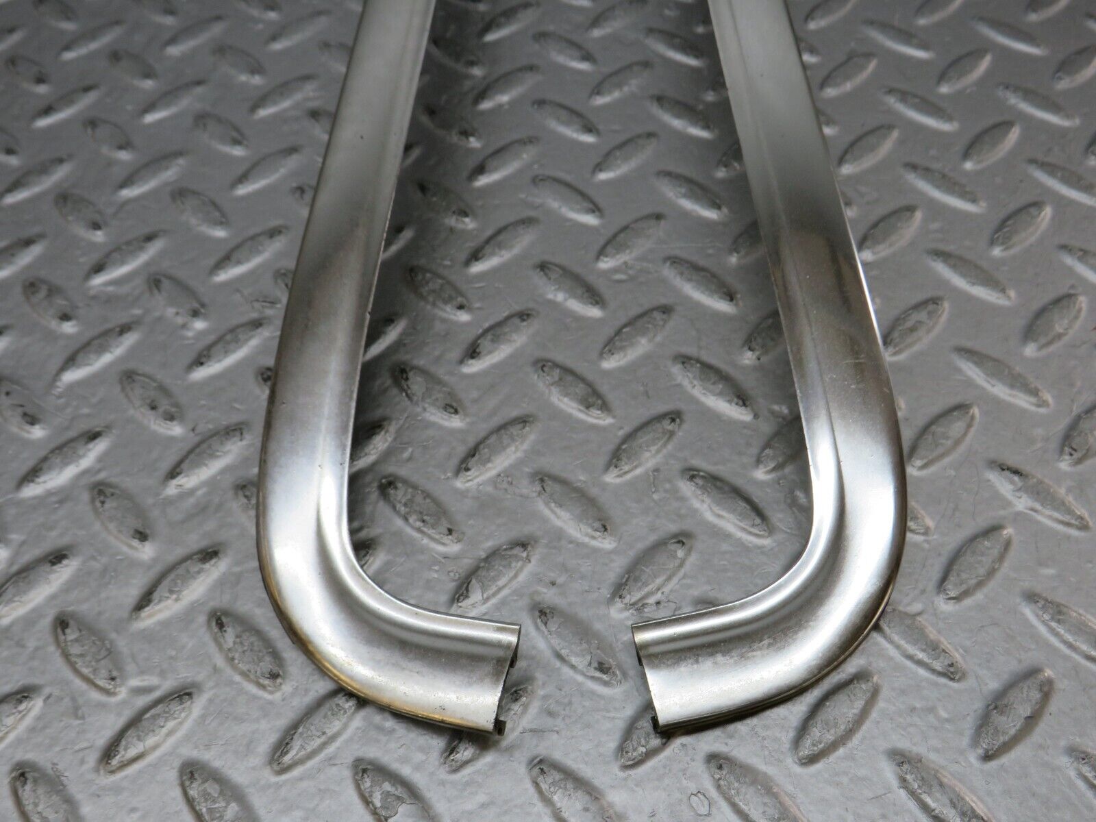 36311 Mercedes-Benz W126 420SE Front Windscreen Top Chrome Frame Trim