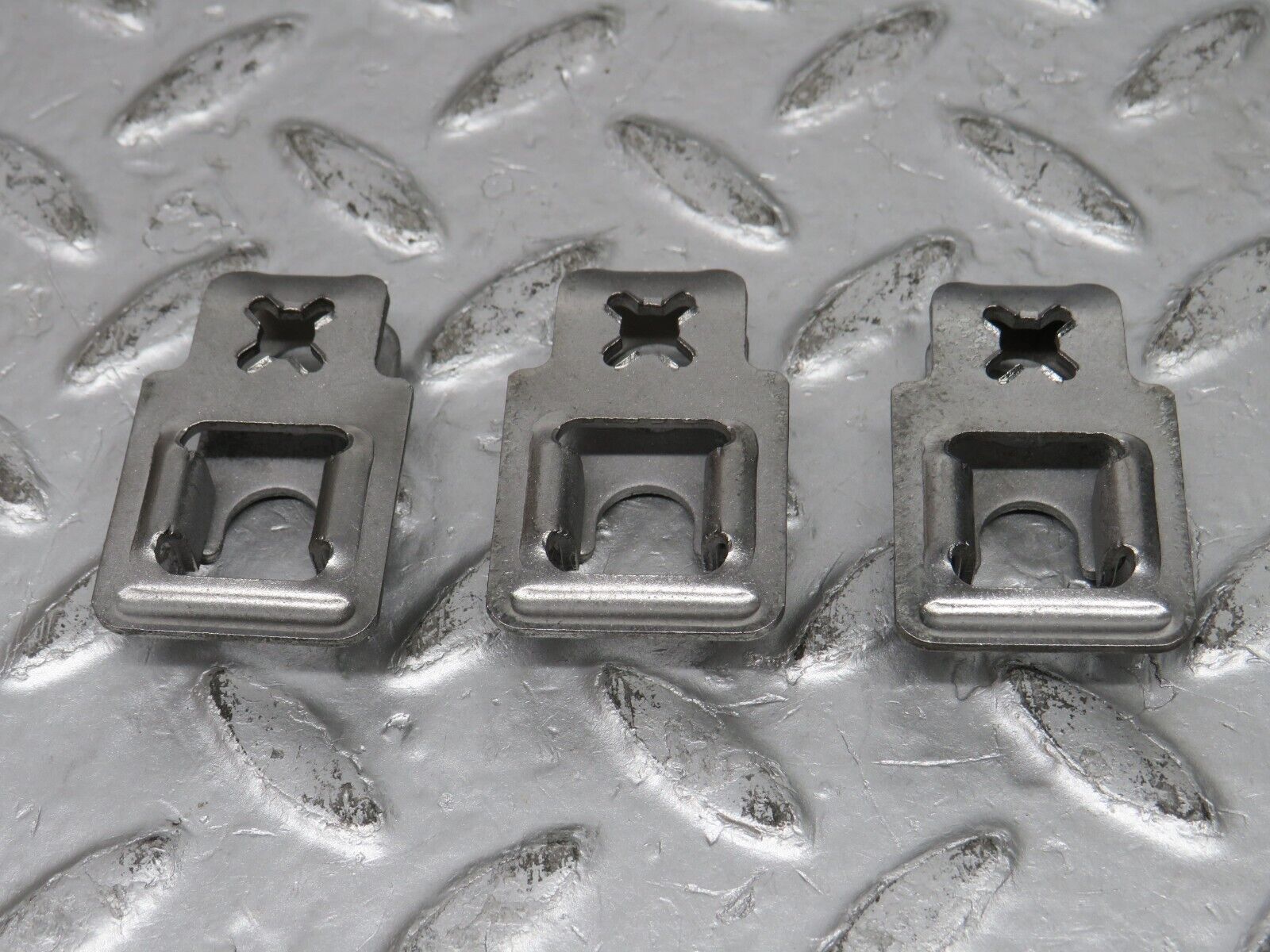 32701 Mercedes-Benz S124 300TE Wagon Fuel Injector Bracket Holder Set