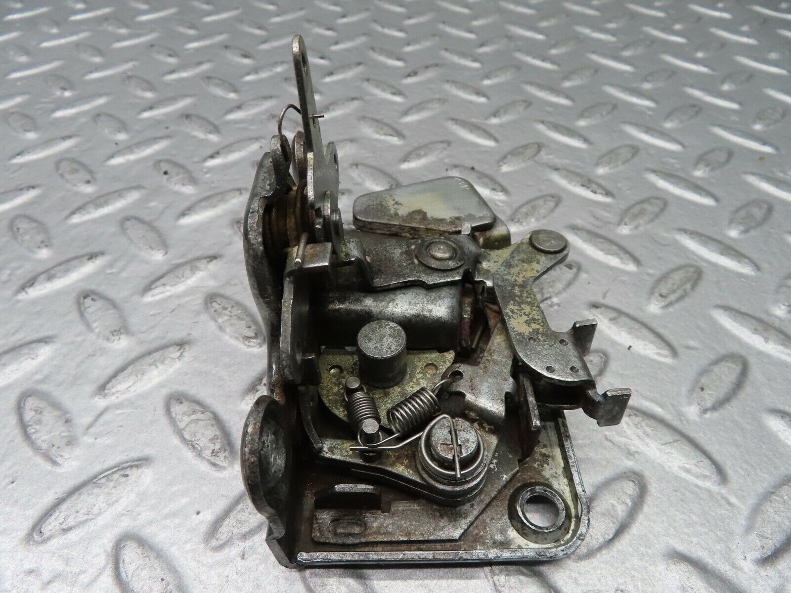 20301 Mercedes-Benz W114 280CE Coupe Left Door Lock Mechanism