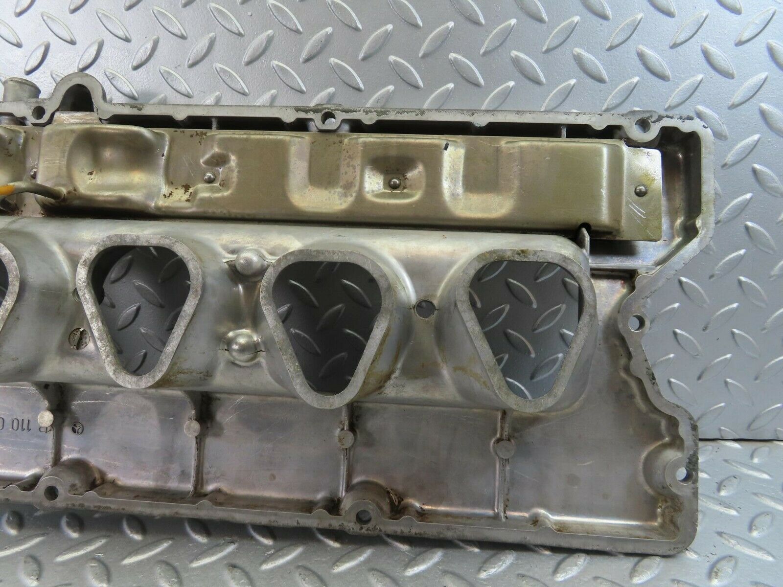 10187 Mercedes-Benz C123 280CE Coupe Cylinder Head Valve Cover 1100160905