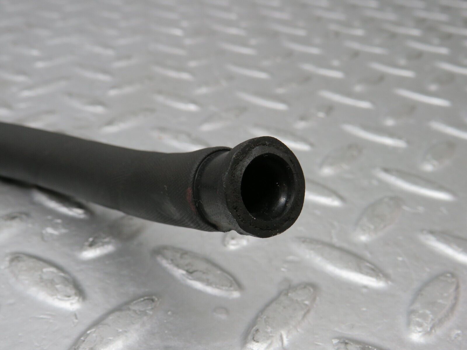 38185 Mercedes-Benz A124 320E Cabriolet Oil Cooler Hose Pipe