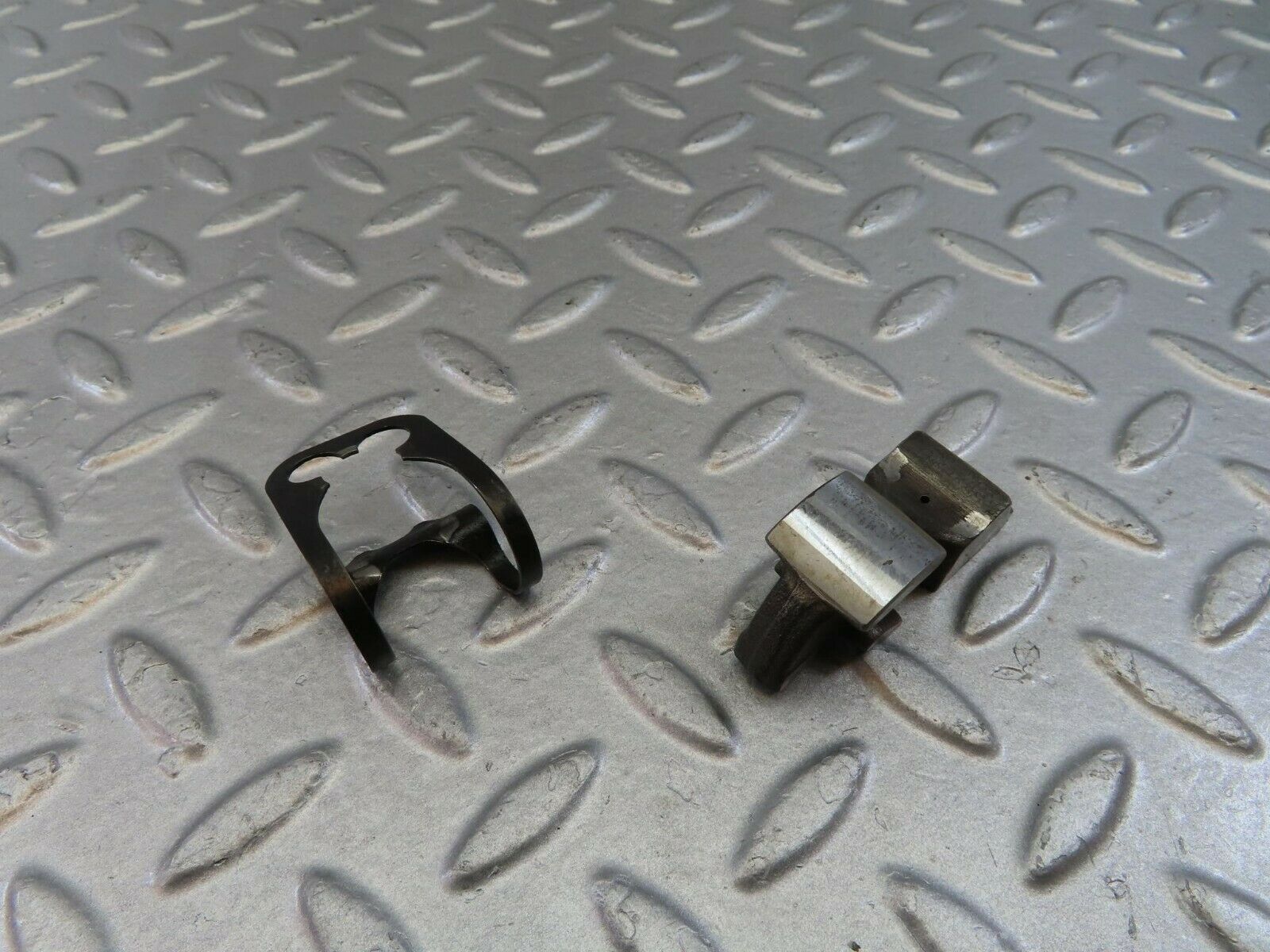 9862 Mercedes-Benz C123 280CE Coupe Valve Rocker Arm With Retaining Spring