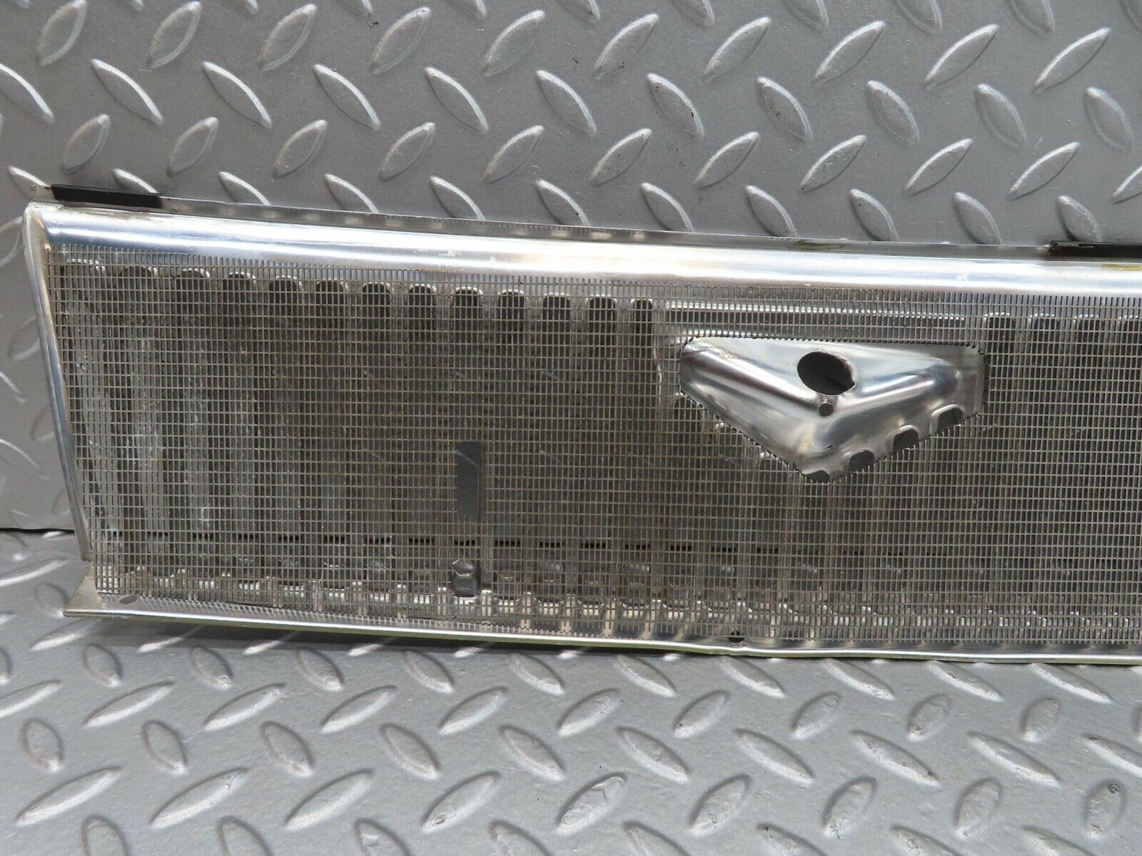 14208 Mercedes-Benz W116 350SE Air Intake Chrome Grill