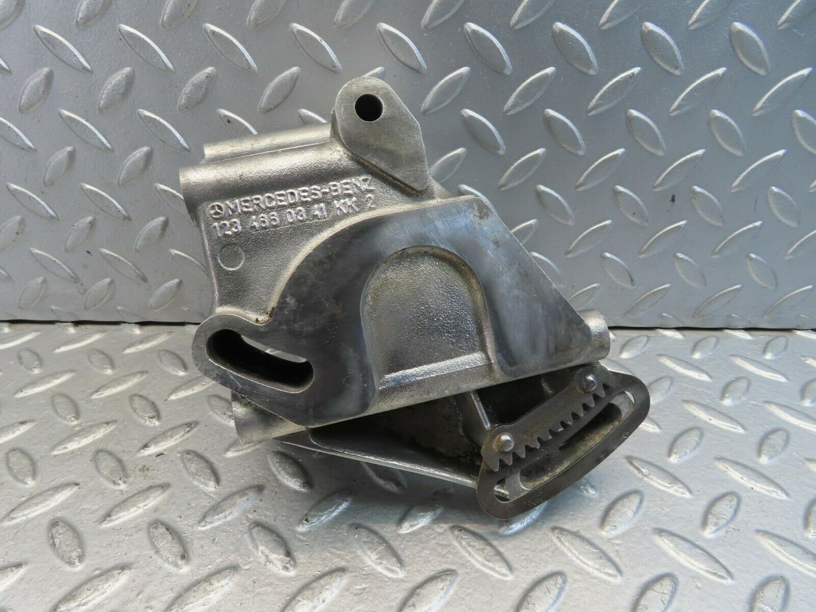 11469 Mercedes-Benz C123 230CE Coupe Power Steering Pump Bracket 1234880341