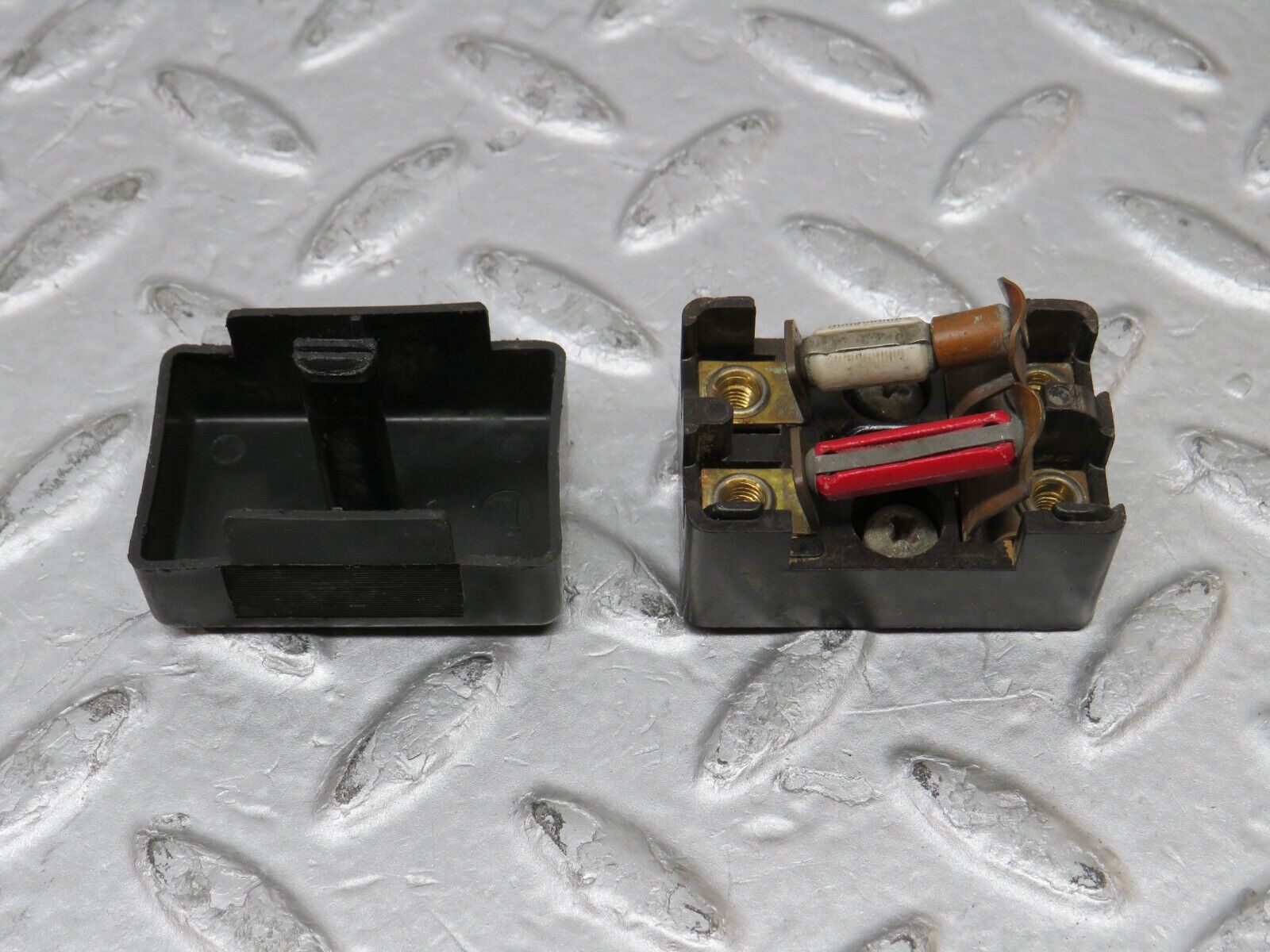 37323 Mercedes-Benz W109 300SEL Fuse Box Connector