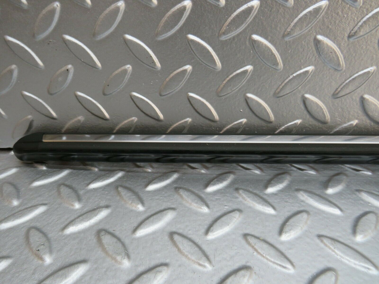 24007 Mercedes-Benz W123 280E Front Left Fender Wing Centre Moulding Trim