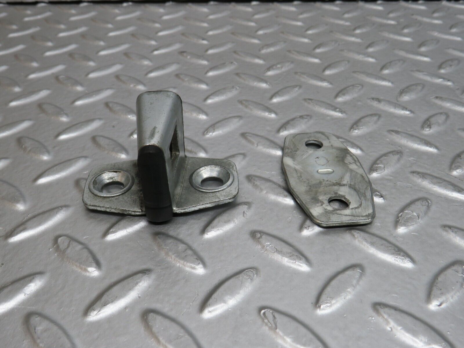 29573 Mercedes-Benz W124 230E Door Lock Latch