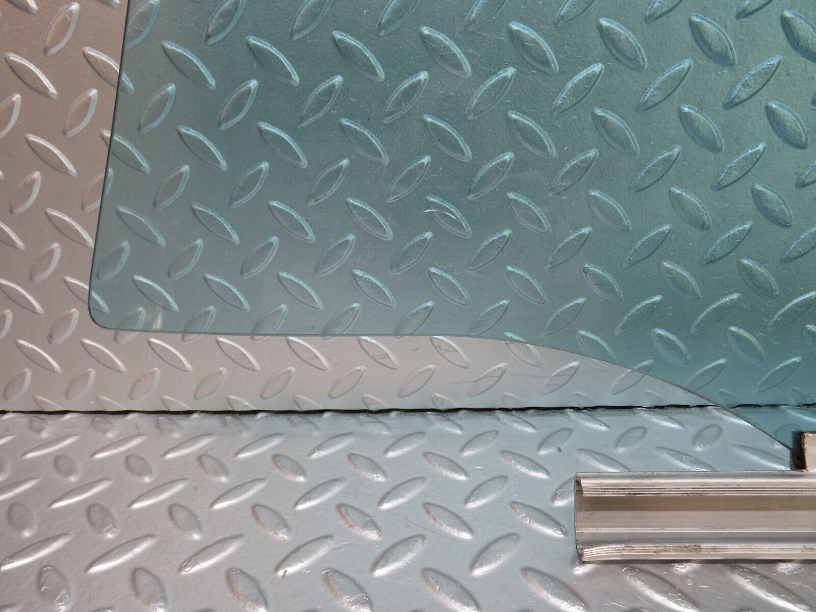 34972 Mercedes-Benz W210 320E Front Right Door Window Glass