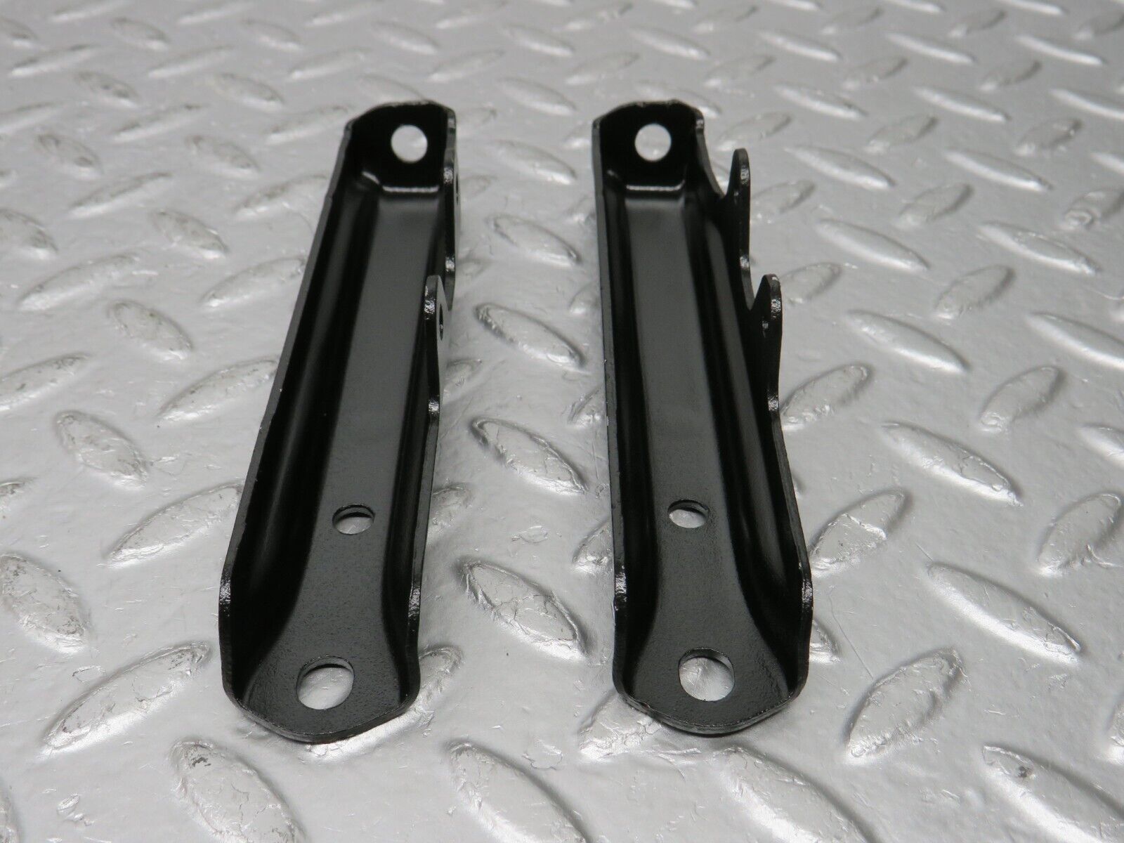 32671 Mercedes-Benz S124 300TE Wagon Air Intake Manifold Bracket