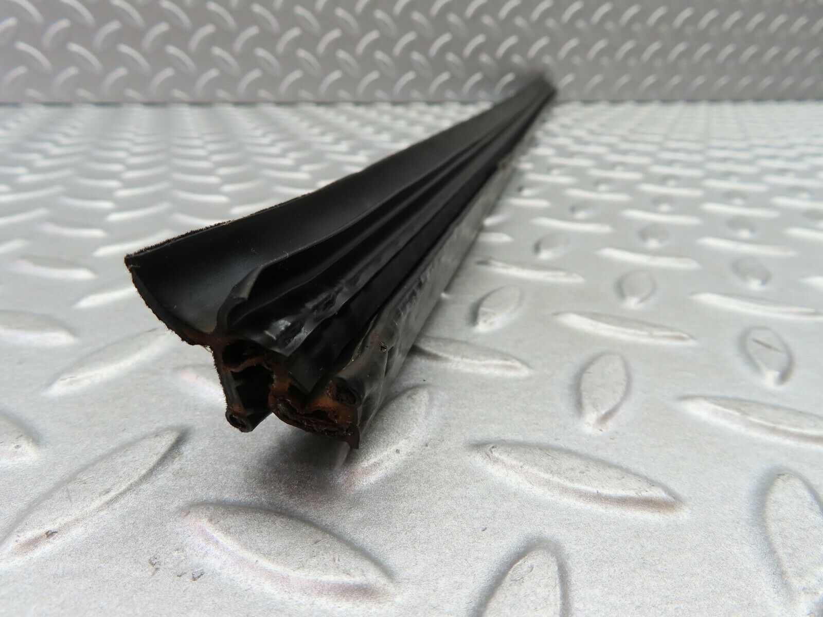 6094 Mercedes-Benz W126 380SE Inner Window Weatherstrip Seal Front Right