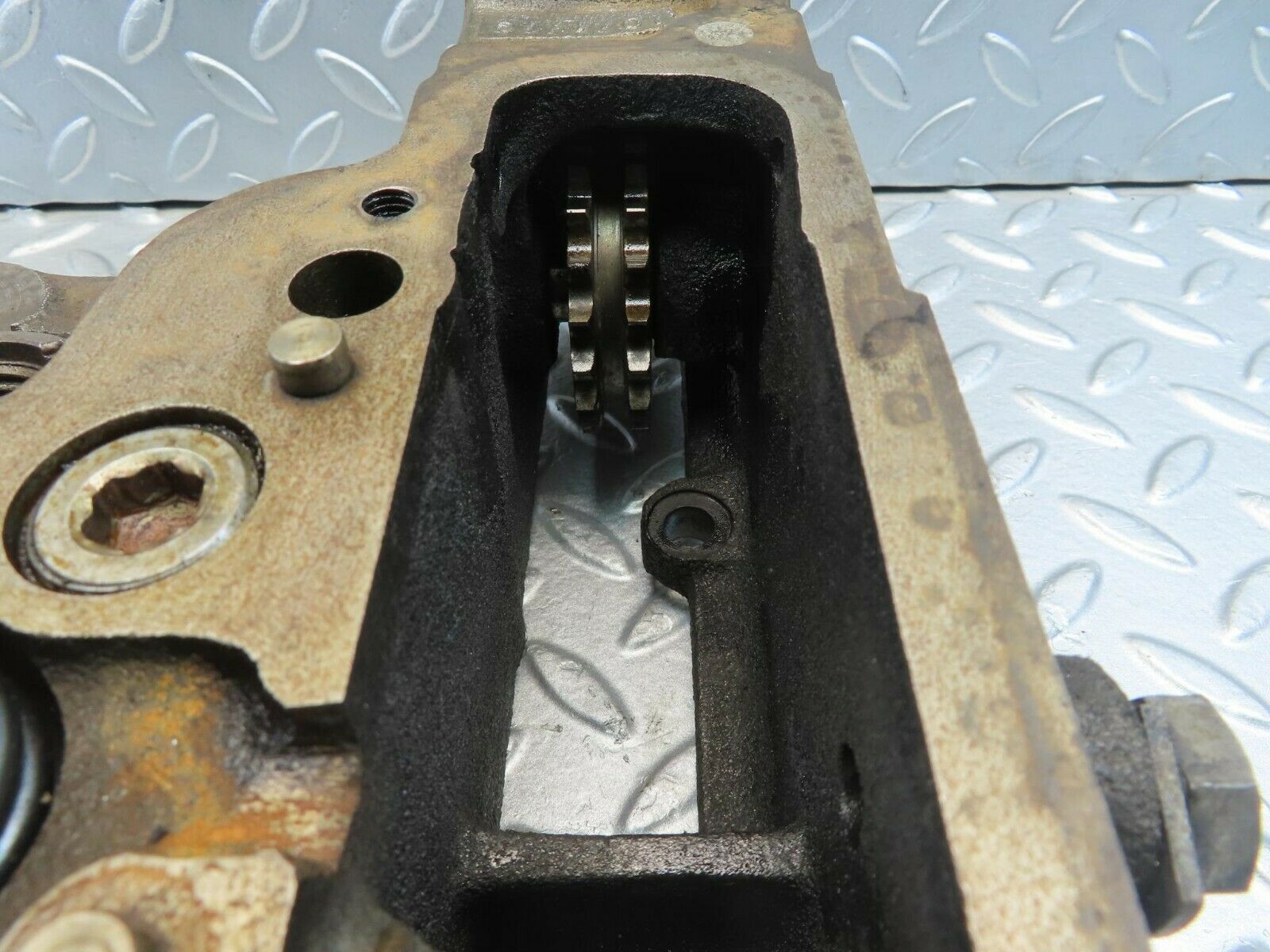 10948 Mercedes-Benz W115 220D Cylinder Head OM615.913