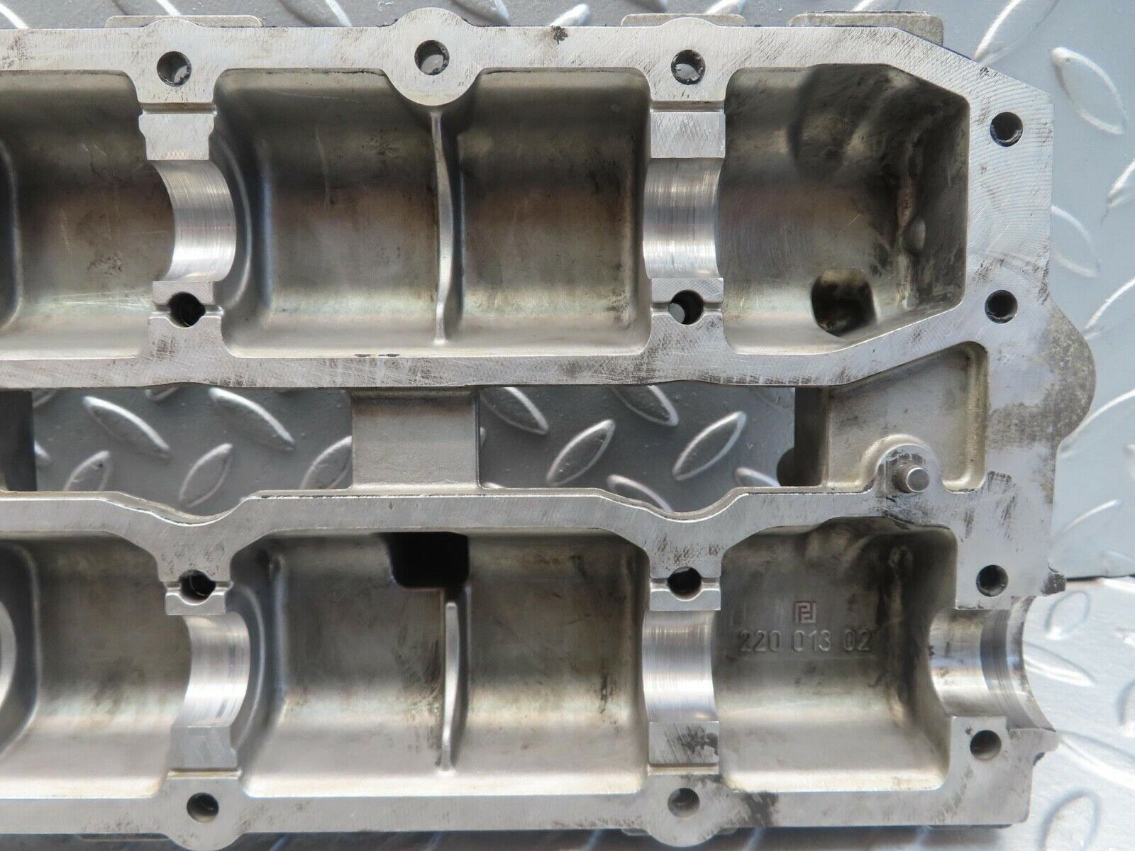 11324 Mercedes-Benz W221 S320 Cylinder Head Valve Cover Left Side 6420101230