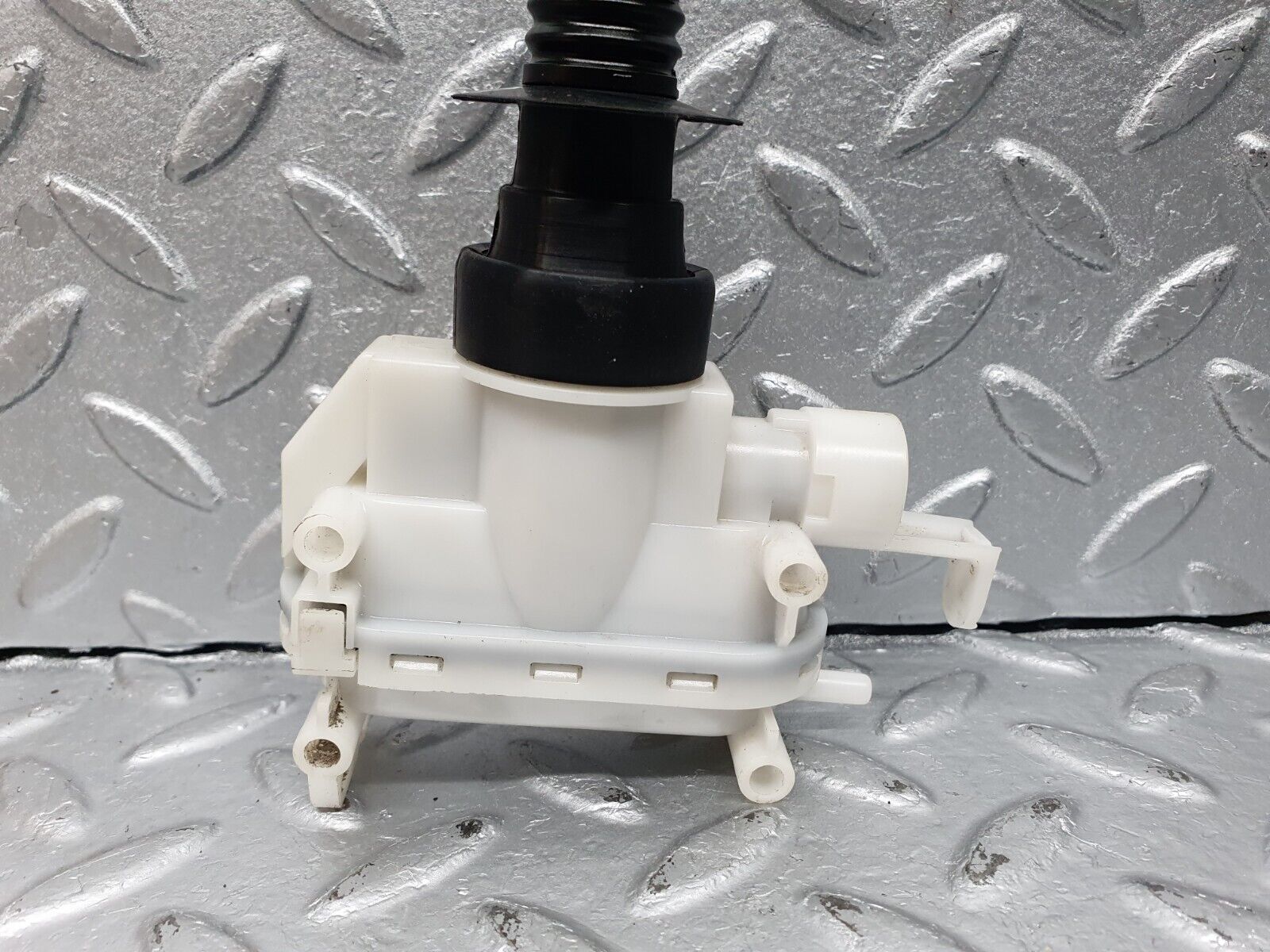 41009 Mercedes-Benz W126 300SE Front Right Door Lock Vacuum Actuator