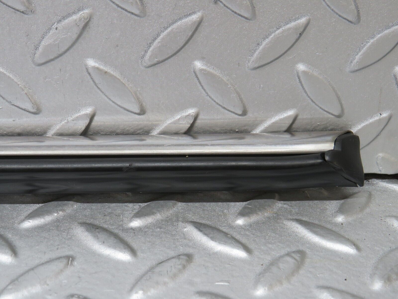 37309 Mercedes-Benz W109 300SEL Front Right Door Centre Moulding Trim