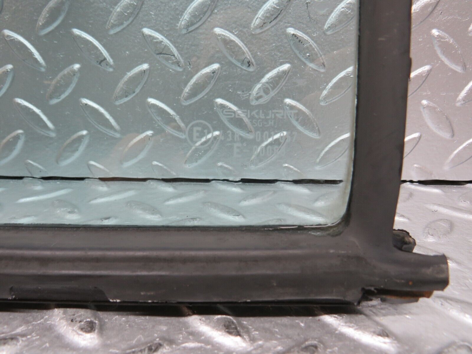 26830 Mercedes-Benz W123 240D Rear Right Quarter Glass