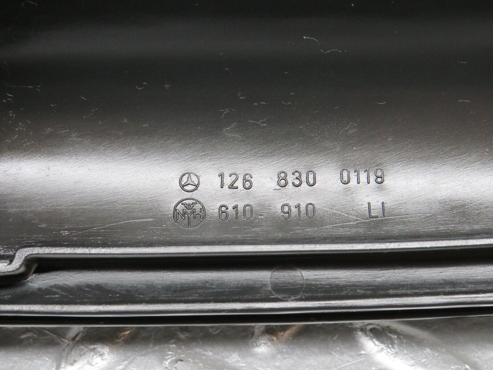 34437 Mercedes-Benz C126 380SEC Coupe Dashboard Air Vent Duct Pair 1268300219