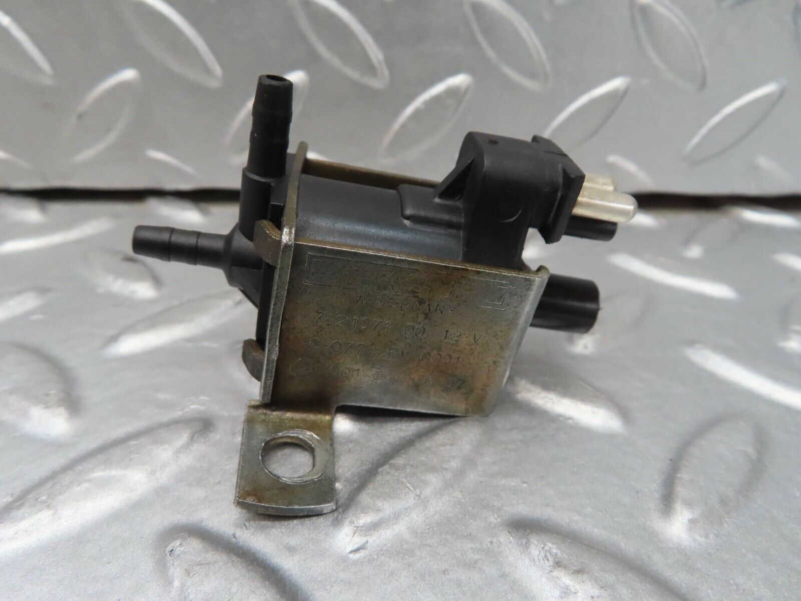 15339 Mercedes-Benz W123 230E Vacuum Control Valve Pierburg 0015407097