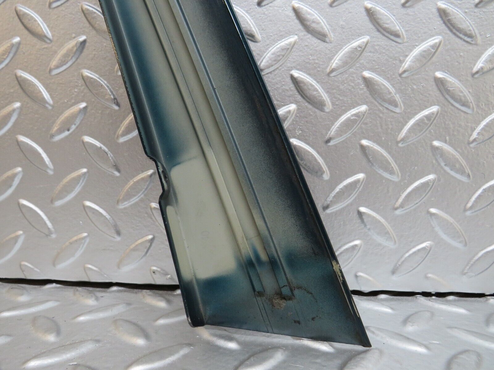 27822 Mercedes-Benz S124 300TE Front Right Exterior Door Frame