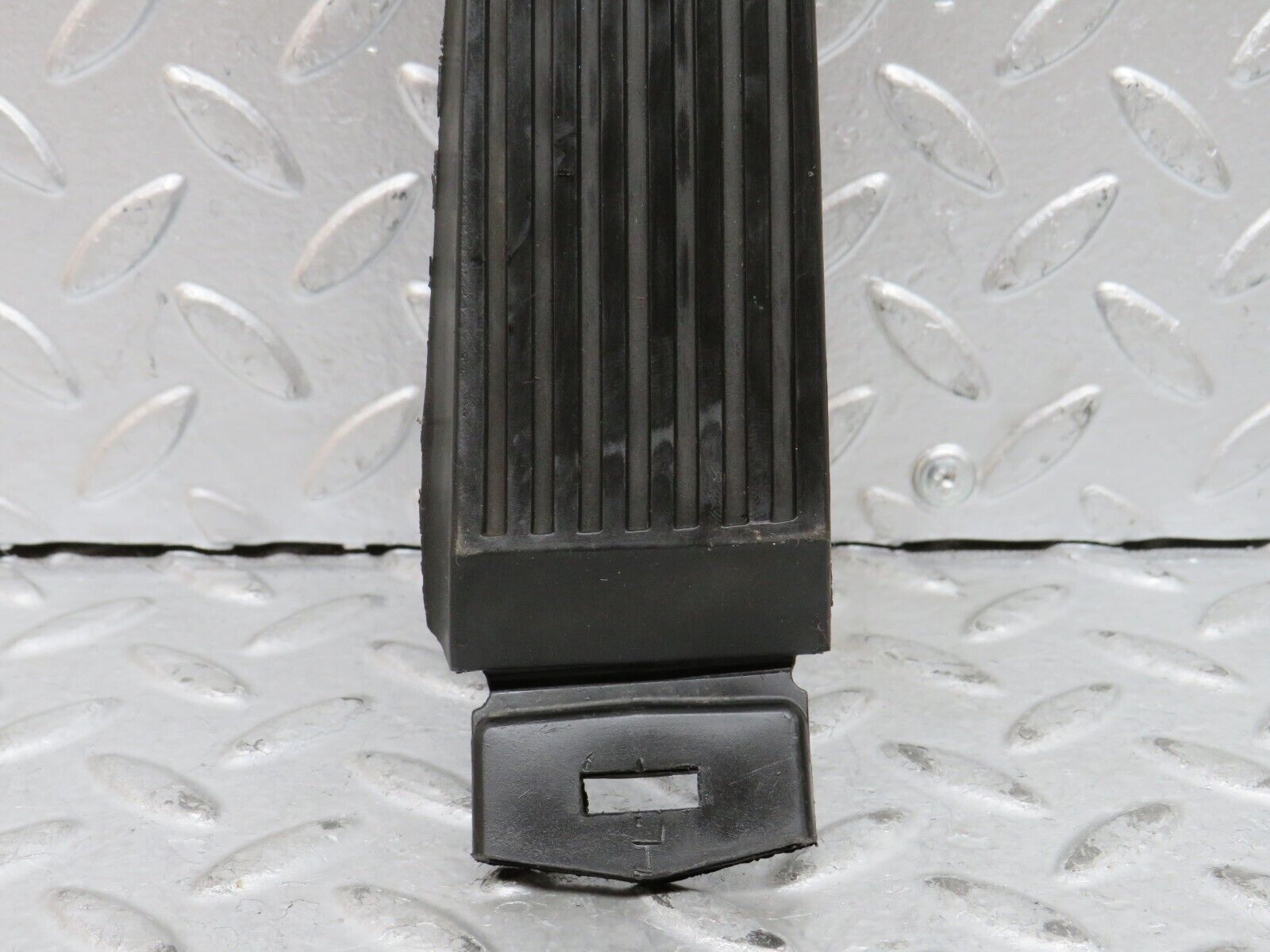 29086 Mercedes-Benz C124 320CE Coupe Accelerator Pedal With Rubber 1233010082