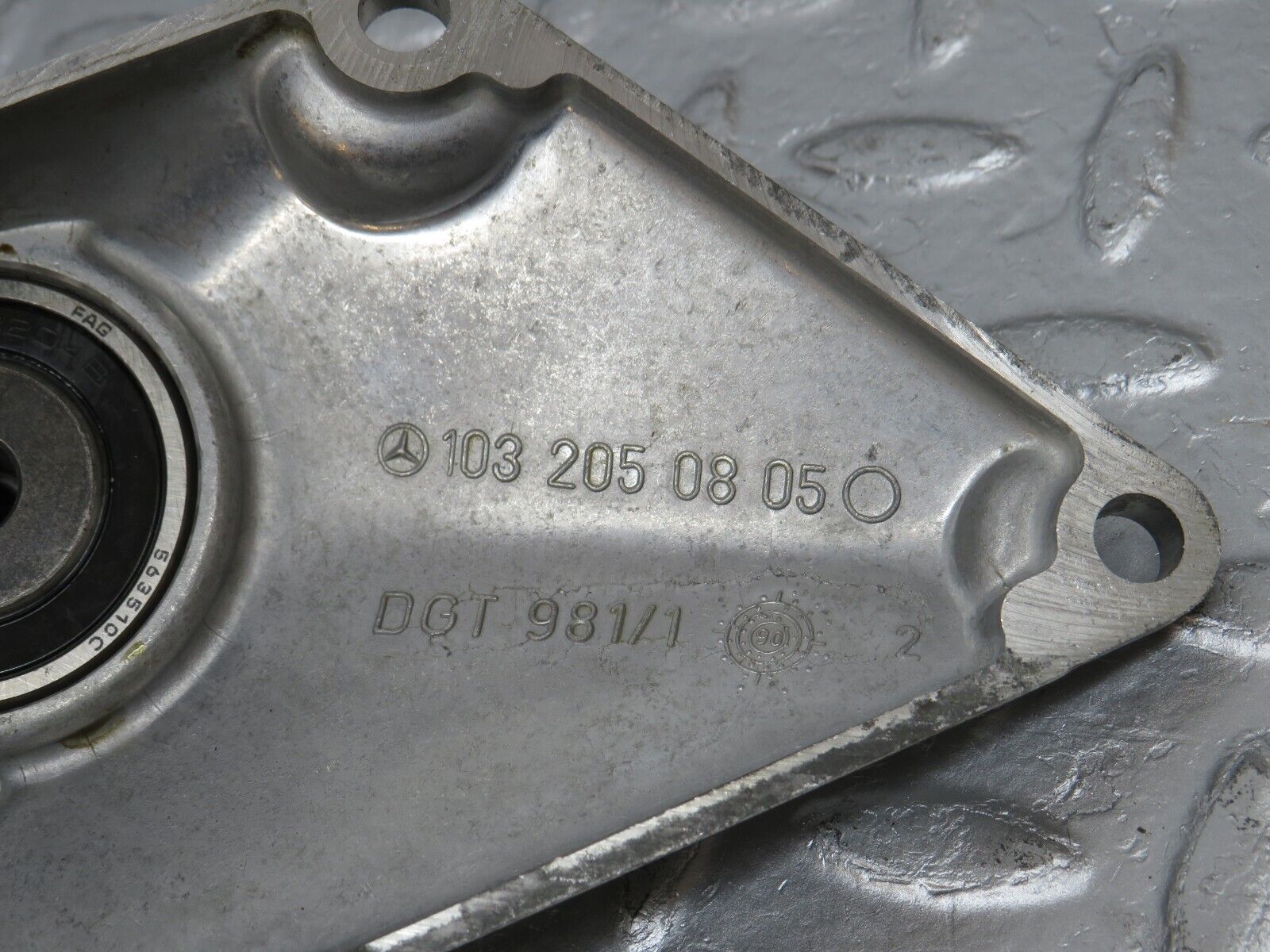 34146 Mercedes-Benz W124 260E Engine Cooling Fan Clutch Bracket 1032050805