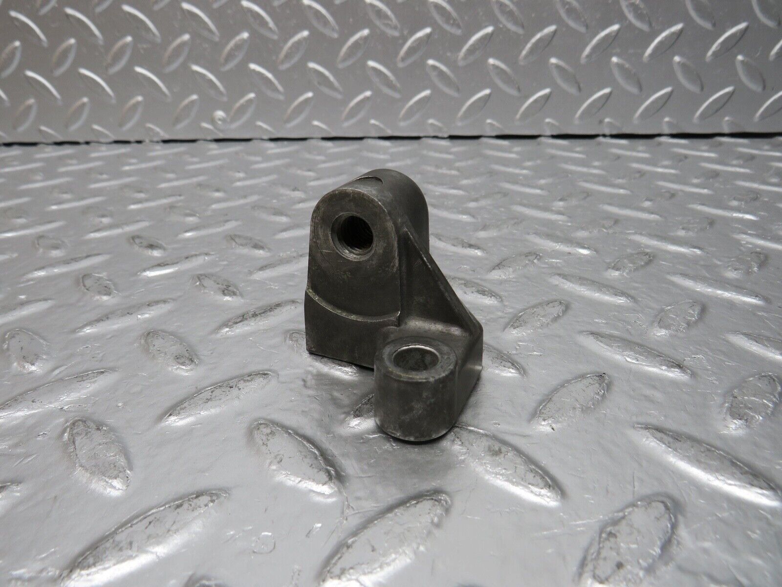 30498 Mercedes-Benz W124 230E Engine Bracket 1021550735