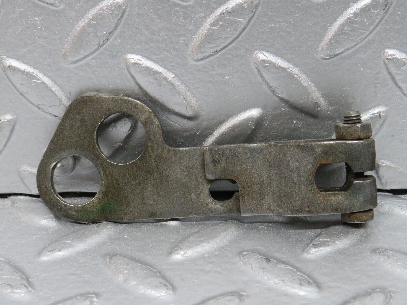 33134 Mercedes-Benz W126 380 V8 M116 Gearbox Linkage Bracket