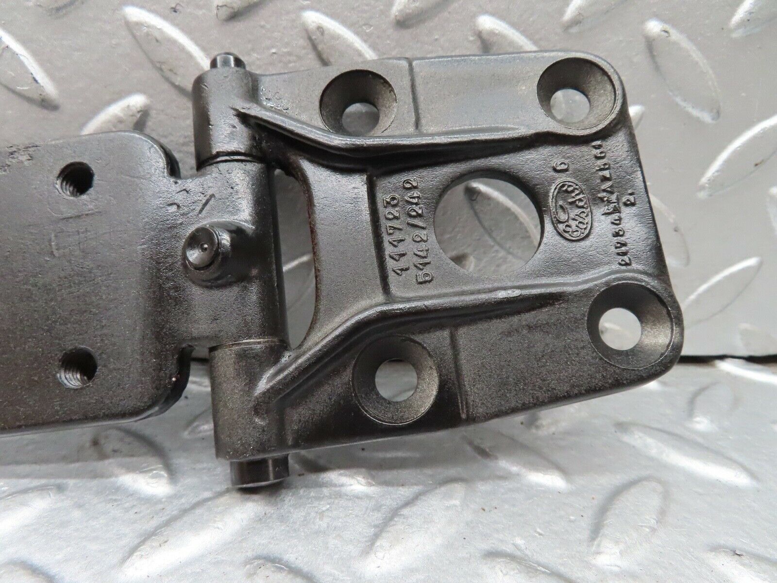 18224 Mercedes-Benz W111 220SE Coupe Left Door Hinge 1117235041