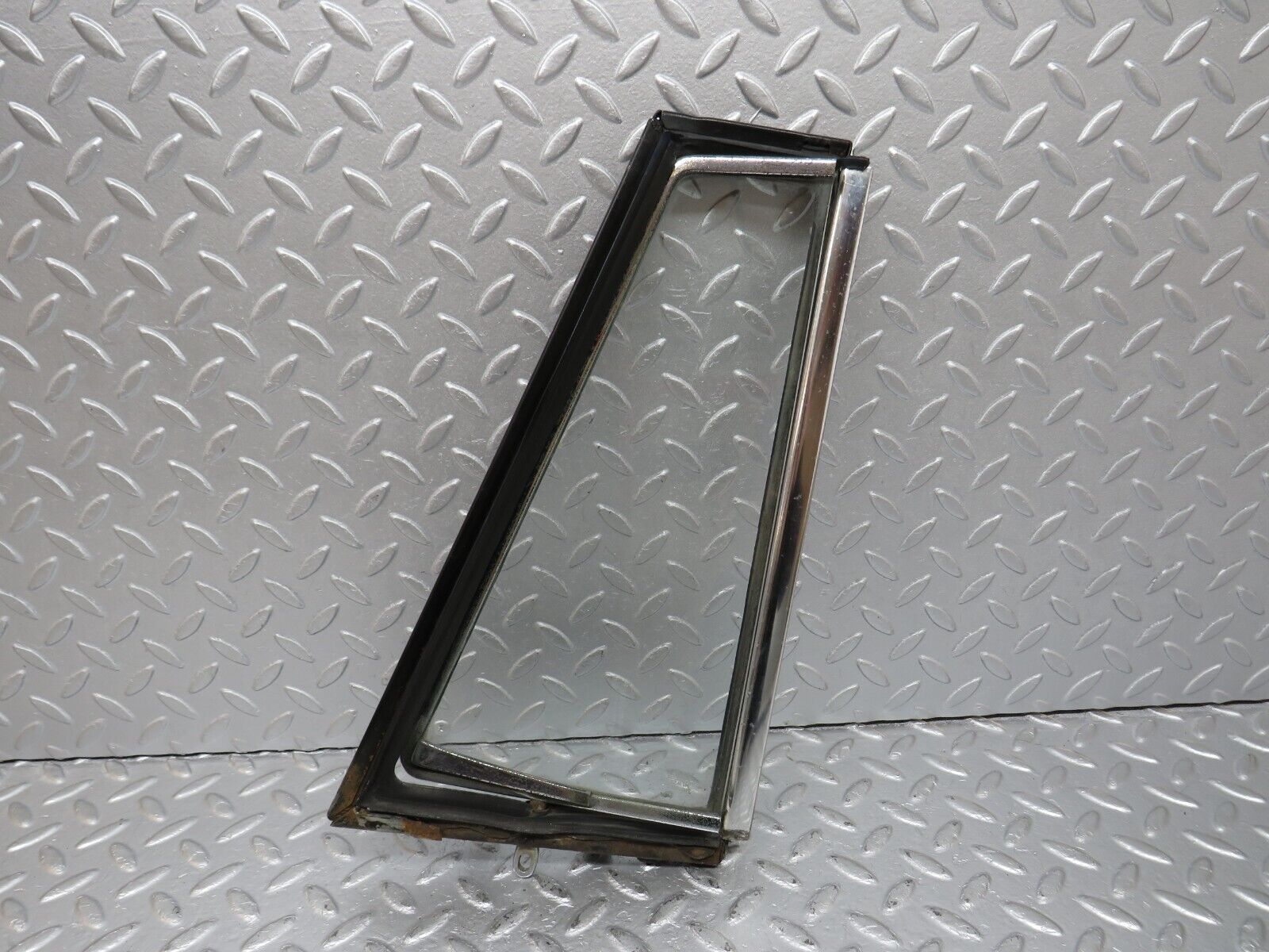 40501 Mercedes-Benz W110 230 Front Left Quarter Window