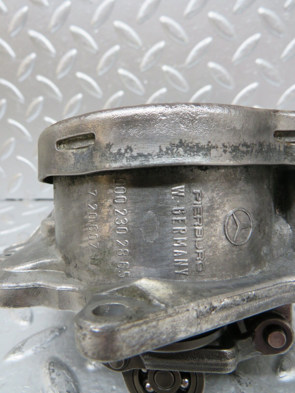 25361 Mercedes-Benz W201 190D Vacuum Pump Pierburg 0002302865