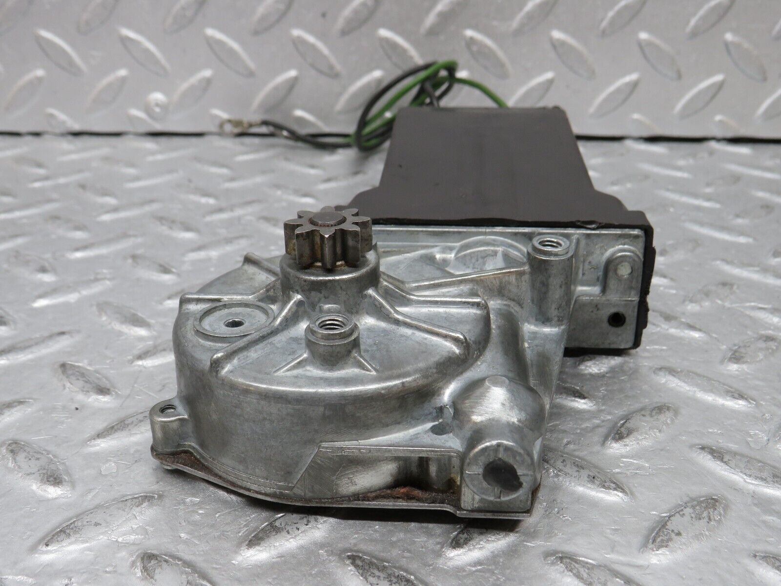 37417 Mercedes-Benz W109 300SEL Front Right Window Regulator Motor Bosch 0132001102