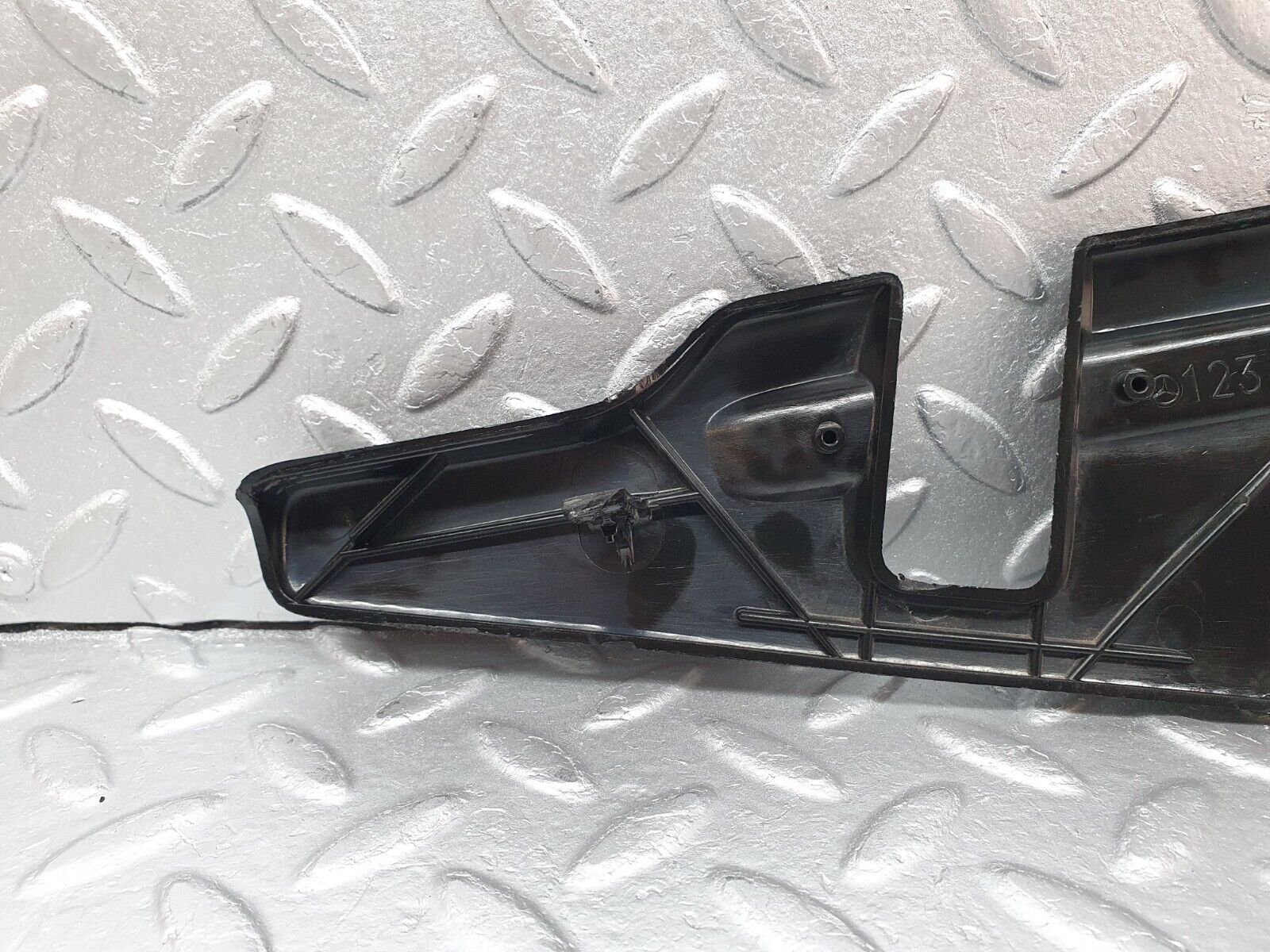 40788 Mercedes-Benz W123 300D Front Right Seat Cover Trim Black 1239100618