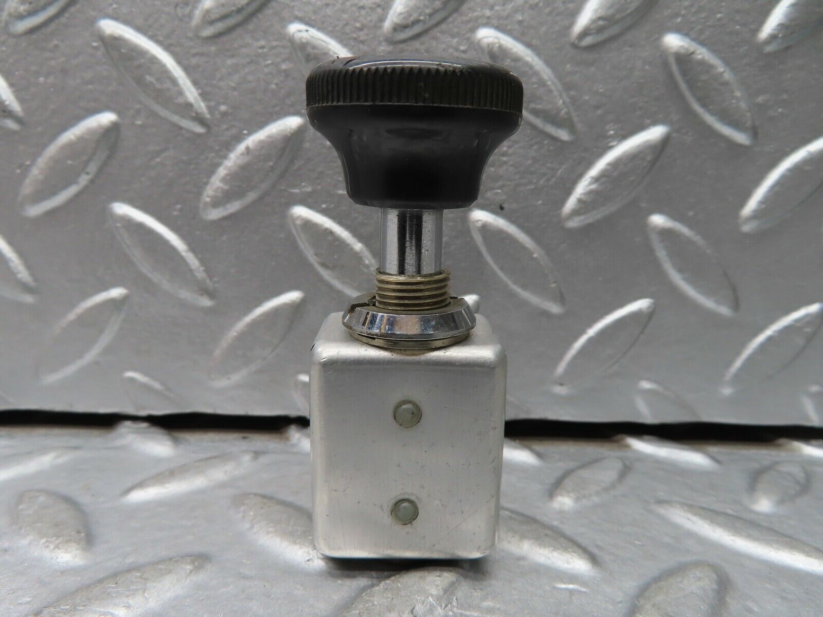 21027 Mercedes-Benz W114 250CE Coupe 3 Pin Pull Switch 31263001