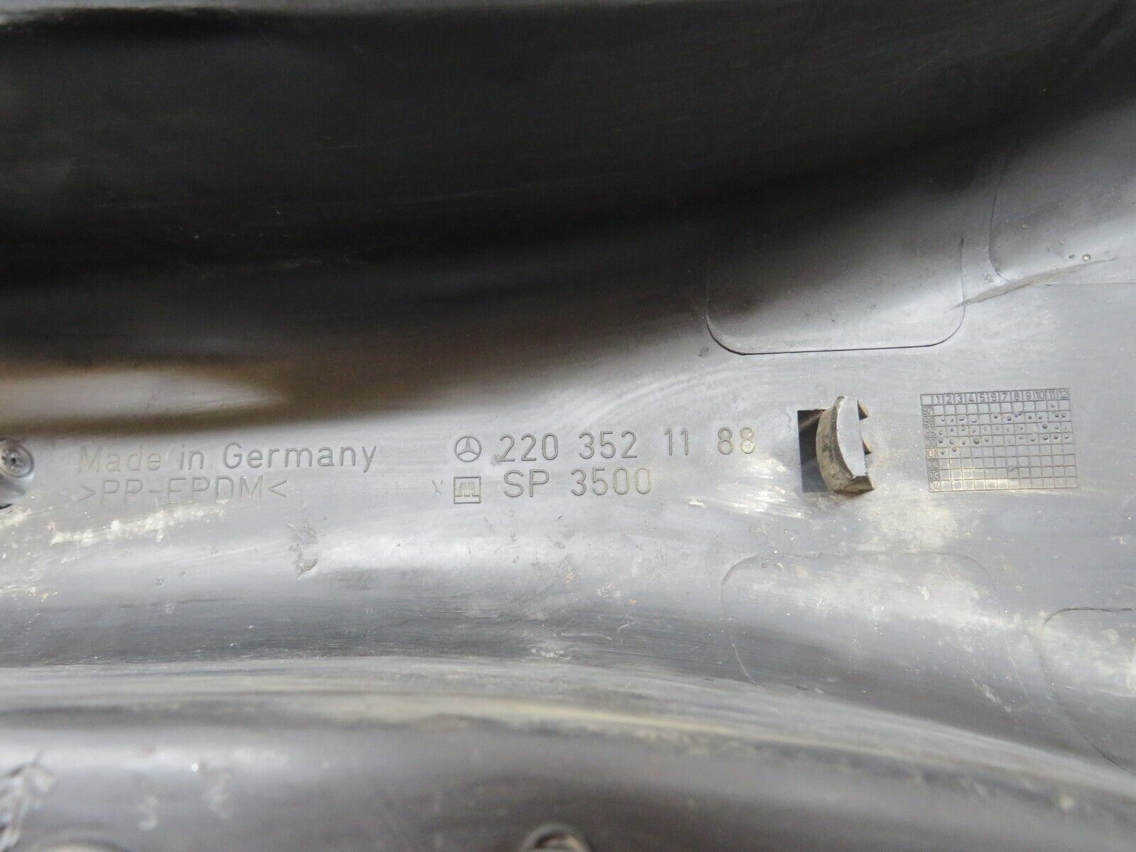 30209 Mercedes-Benz W220 S430 Rear Right Control Arm Cover 2203521188