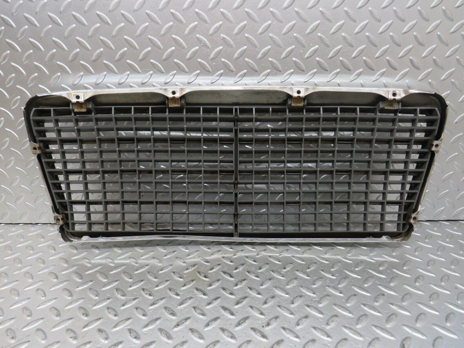 27769 Mercedes-Benz S124 300TE Wagon Bonnet Grill Chrome 1248880323