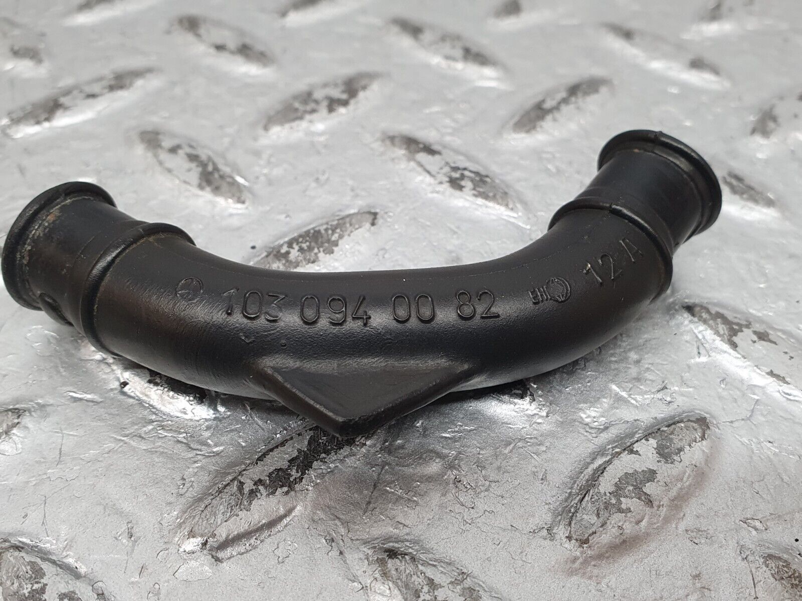 41250 Mercedes-Benz W126 300SE Engine Crankcase Breather Hose 1030940082