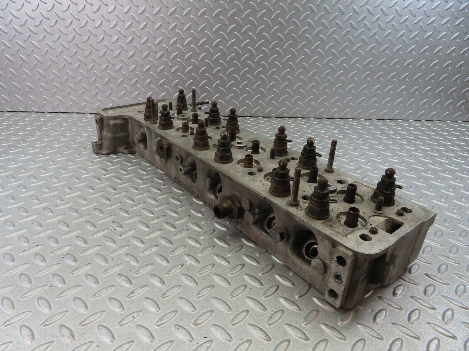 8672 Mercedes-Benz W123 250 Cylinder Head 1230160301