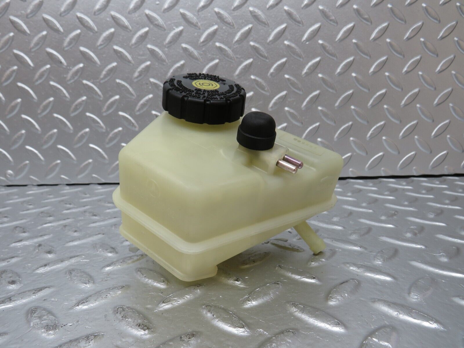 31309 Mercedes-Benz S124 220TE Brake Fluid Reservoir Tank 2024300002