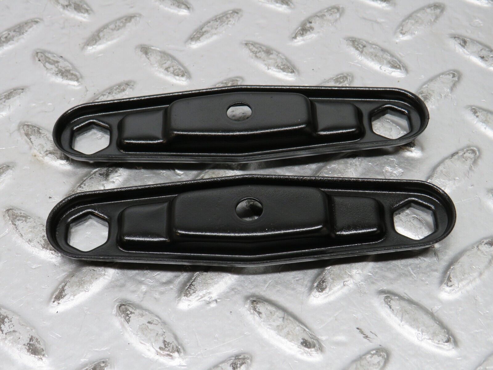 32152 Mercedes-Benz W123 230E Fuel Injector Bracket