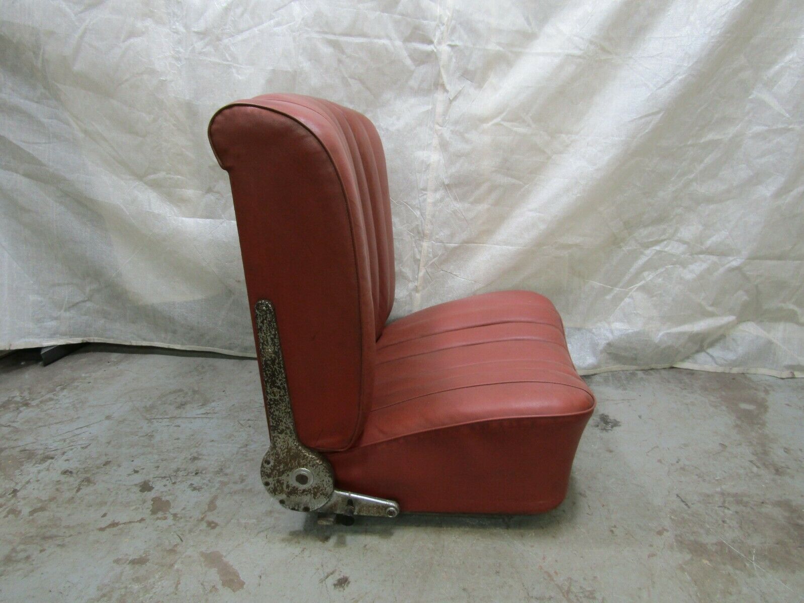 3255 Mercedes-Benz W105 PONTON Front Right Seat Passenger Seat Red Faux Leather
