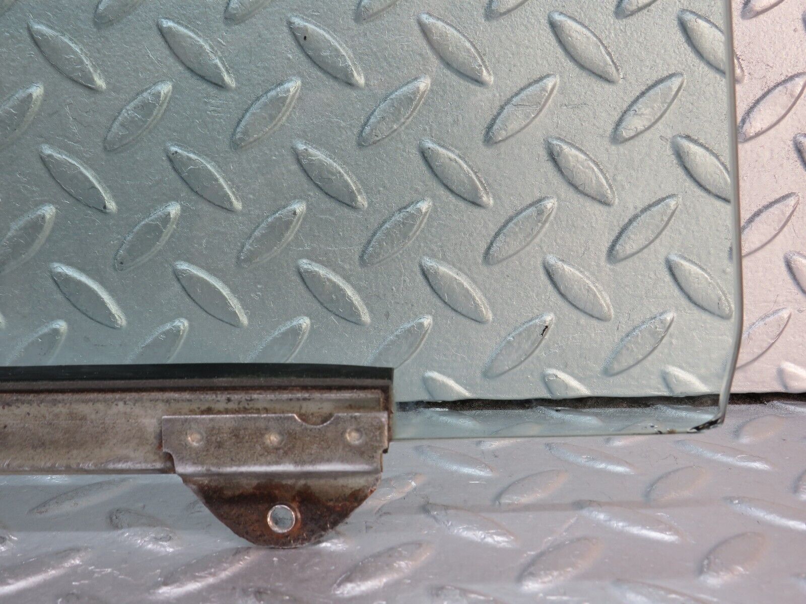 37515 Mercedes-Benz W109 300SEL Front Right Door Window Glass