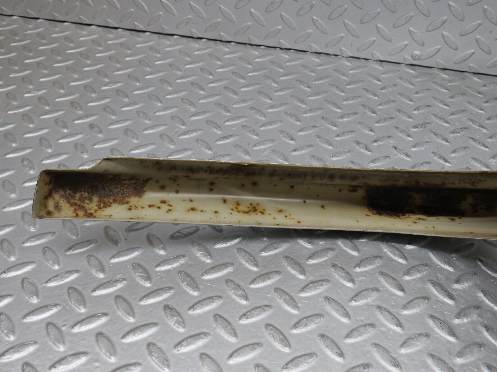 37670 Mercedes-Benz W109 300SEL Front Right Upper Bumper Corner