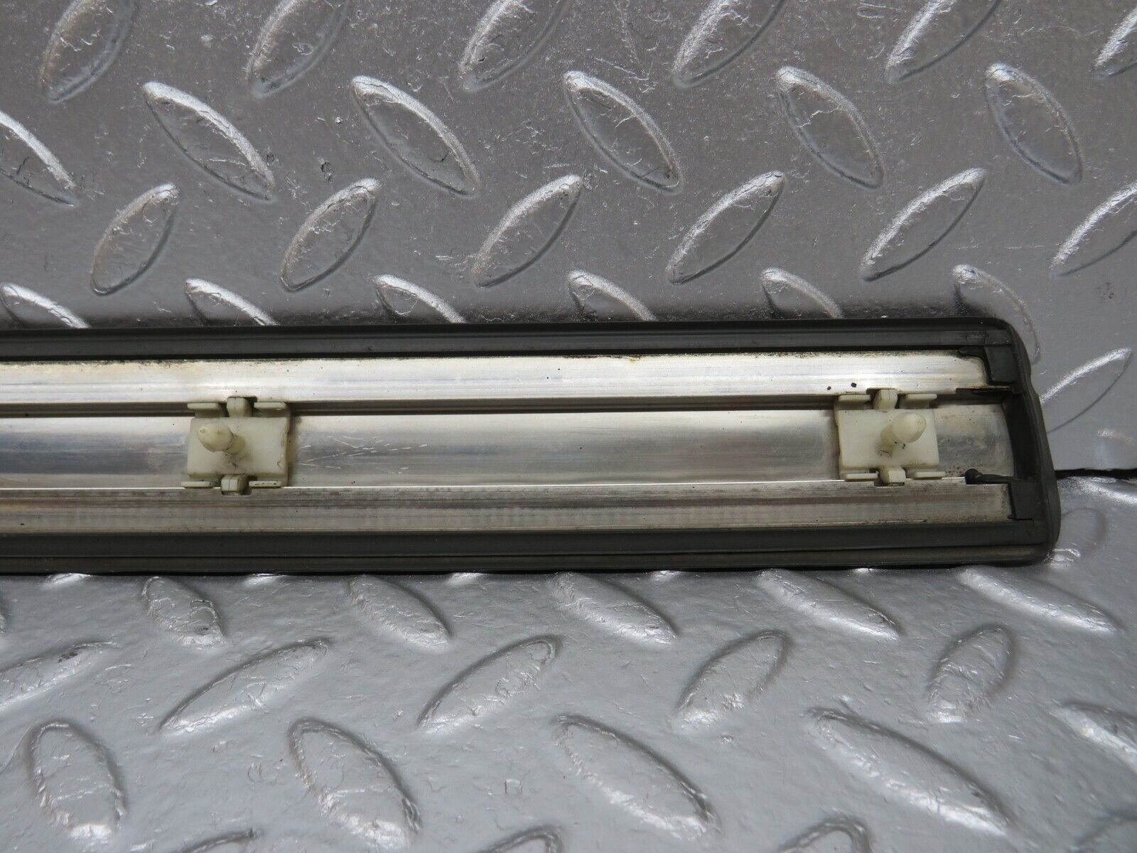 33996 Mercedes-Benz W124 260E Front Right Fender Wing Centre Moulding Trim