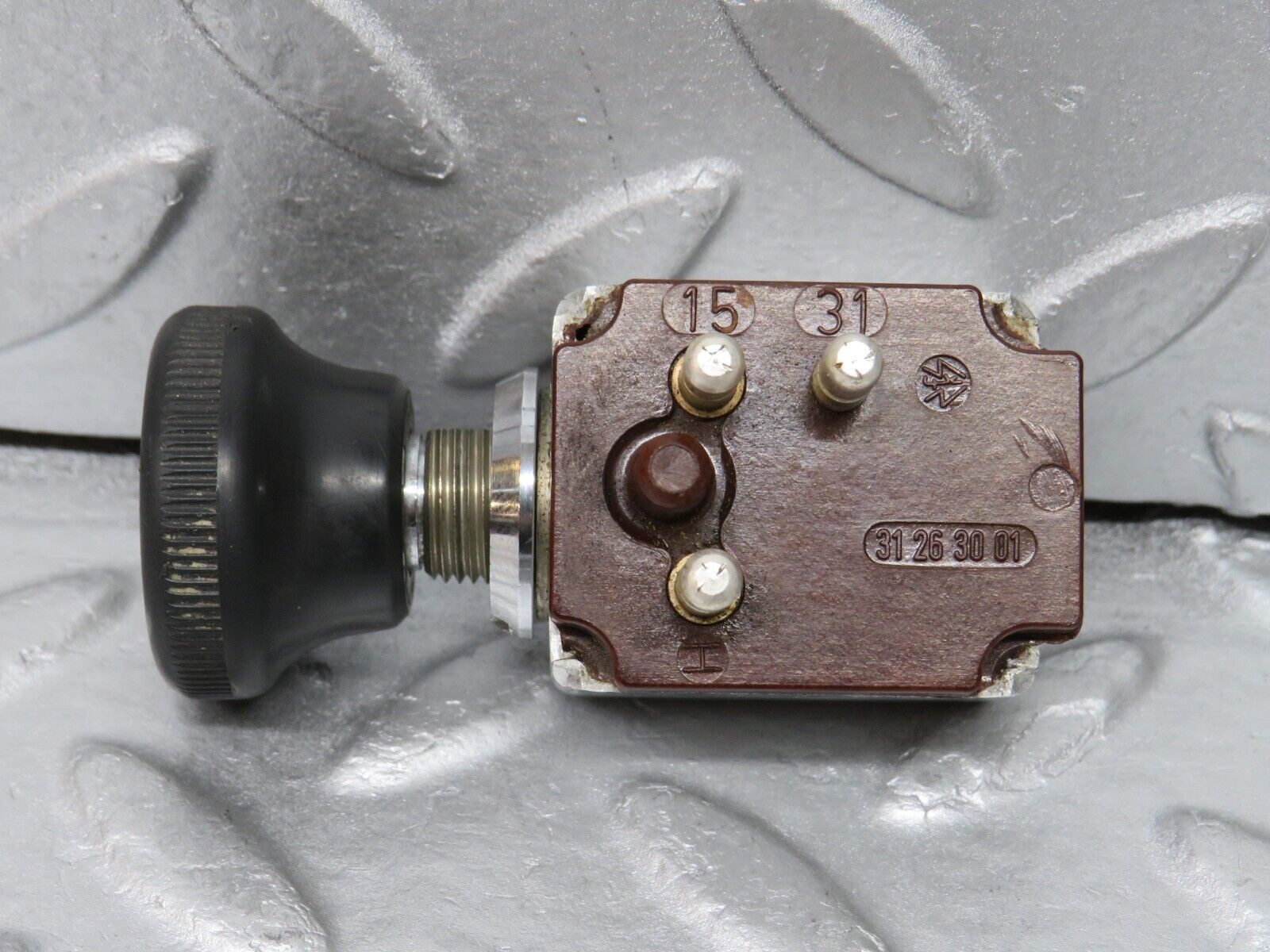 37529 Mercedes-Benz W109 300SEL 3 Pin Pull Switch 31263001