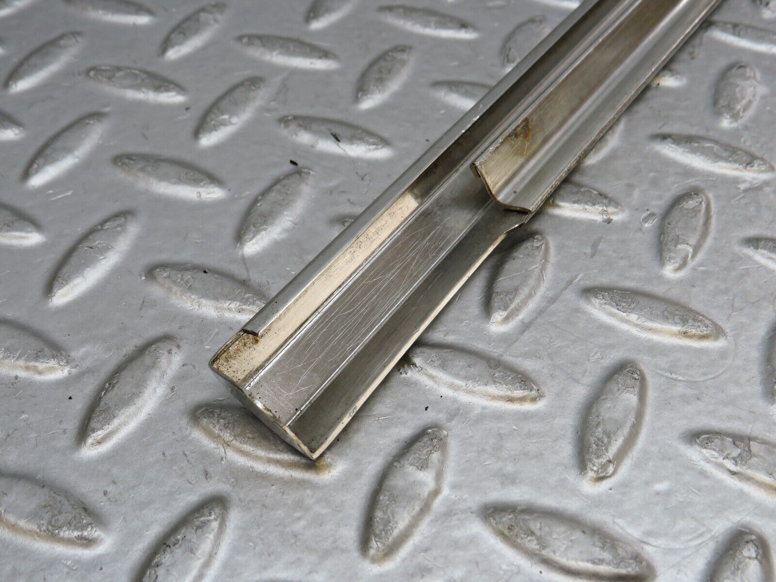 36295 Mercedes-Benz W126 420SE Rear Left Door Chrome Moulding Trim